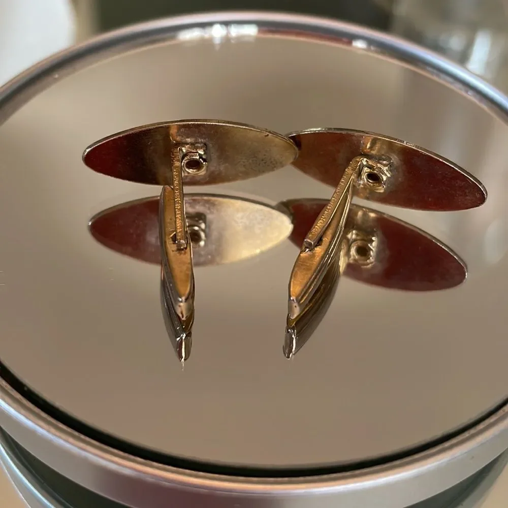 Vtg gold tone‎ oval shaped cuff links with red stone